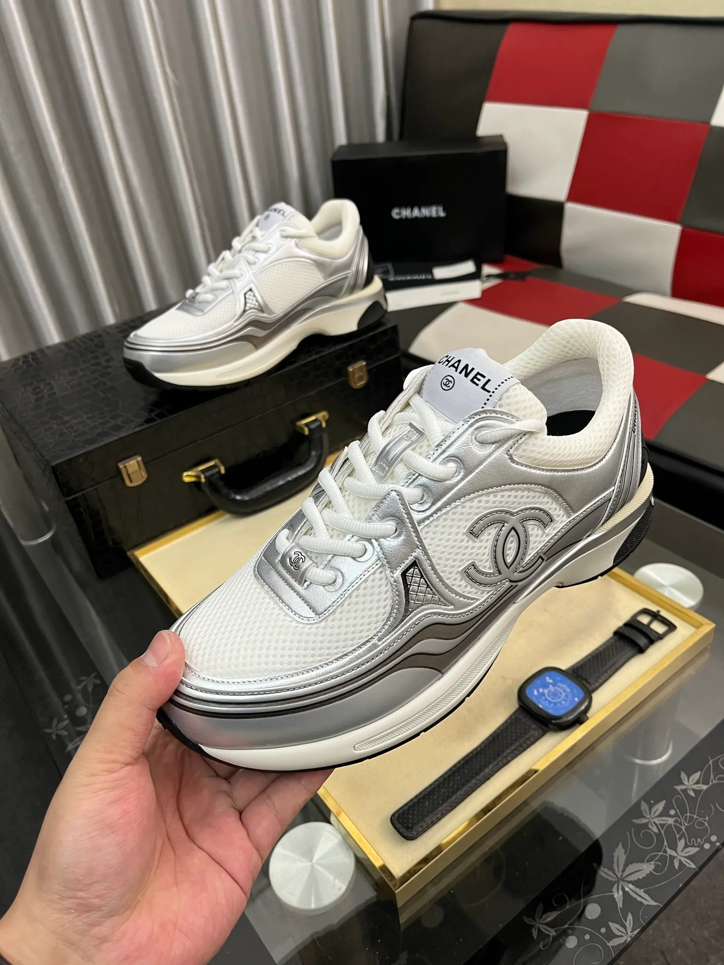 Men's shoes 💰: 620⌚️⌚️Chanel 2025C new diamond sneakers, ultra-light and comfortable casual shoes, black and white cowhide leather, versatile white shoes, you can't go wrong with the style, cow suede➕down cloth contrasting color combination, fresh and full of vitality, logo embossed on the side, very delicate on the foot, original customized material for the upper, original outsole Upper: Cow suede➕Down cloth/black and white full cowhide Lining: Sheepskin Sole: Open-molded TPU outsole Size: 35-44